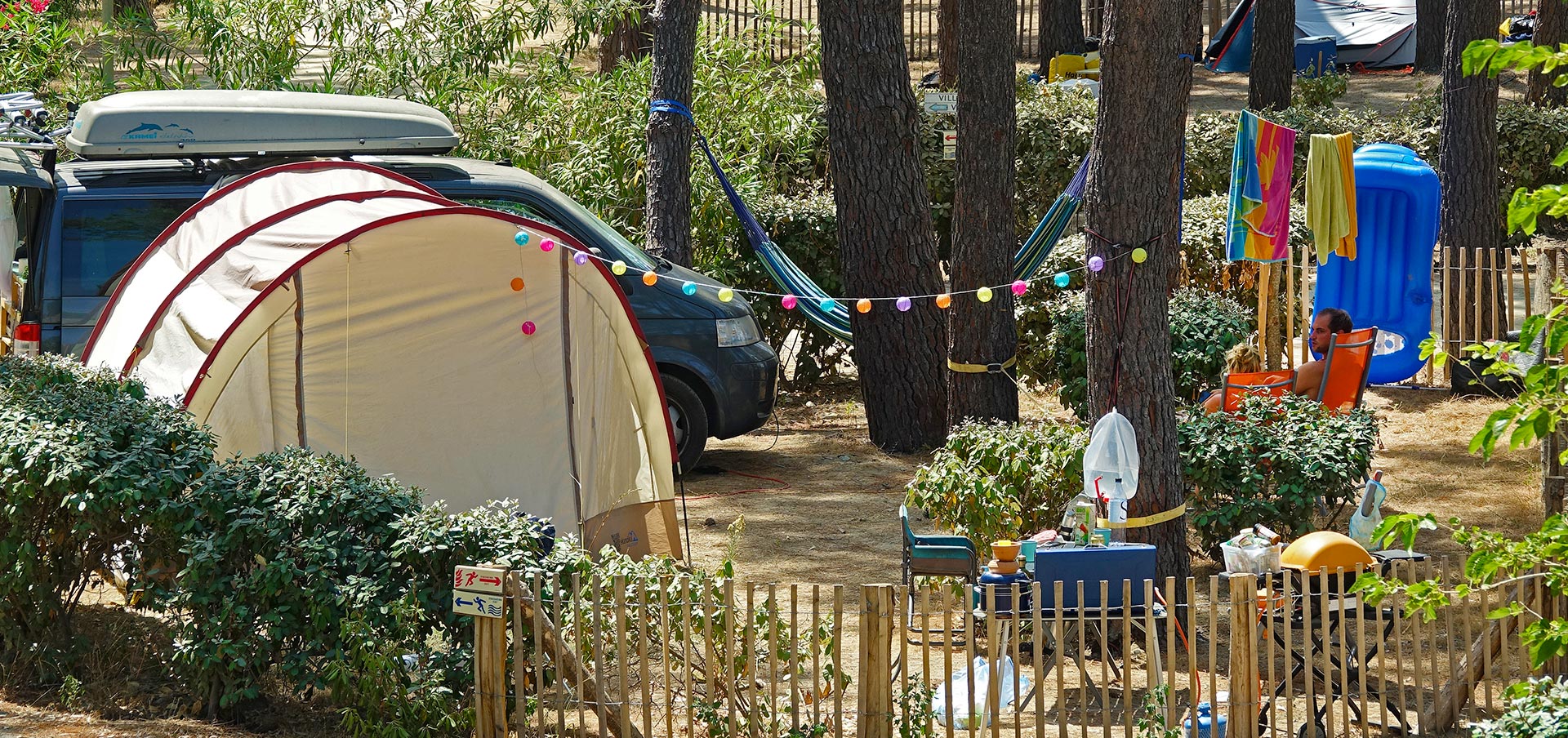 Camping san damiano emplacement confort tente van guirlande ampoule
